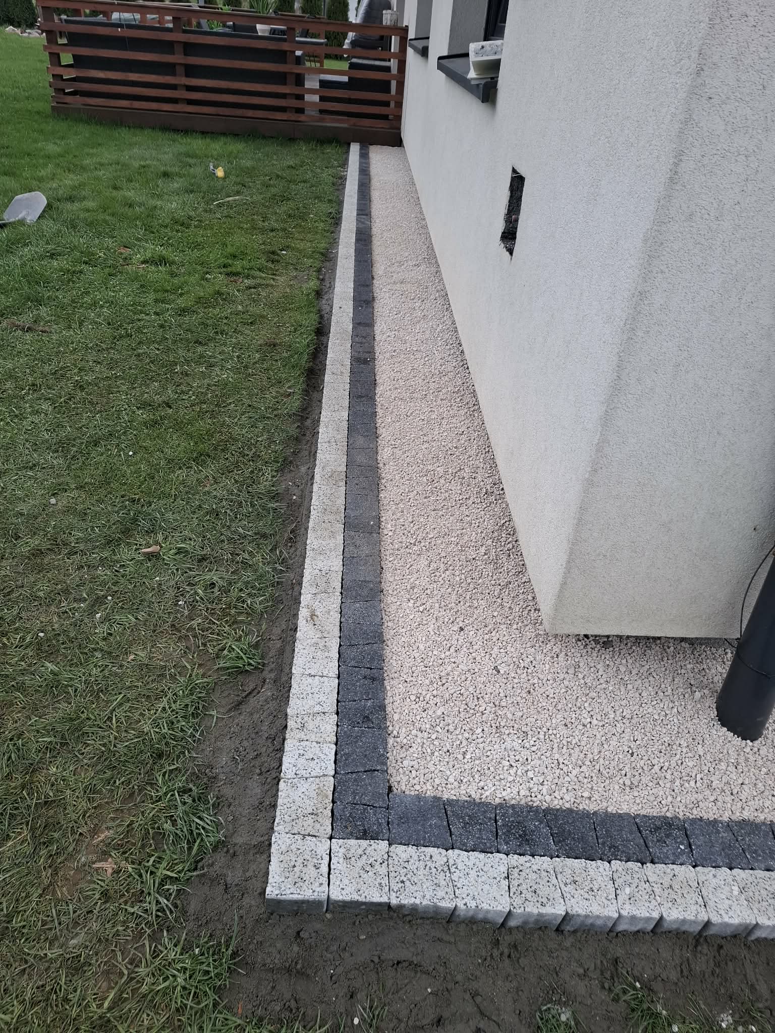Zdjęcie przedstawiające opaske wokół domu wykonane przez firmę KAMYK