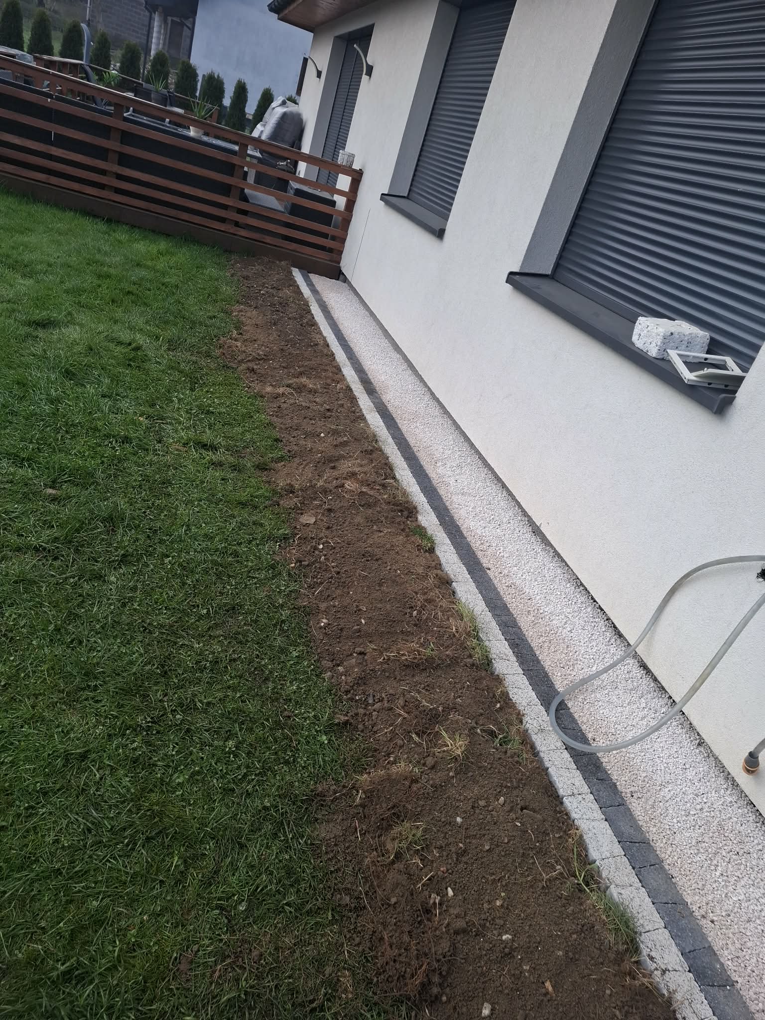 Zdjęcie przedstawiające opaske wokół domu wykonane przez firmę KAMYK